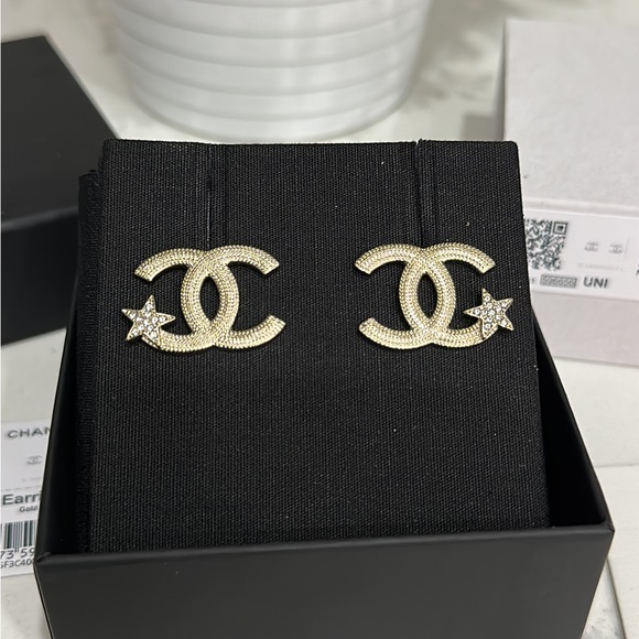 ❌ SOLD ❌ CHANEL 23B Large CC Stud Earrings - Picture 2 of 5